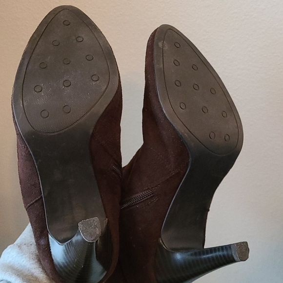 Isaac Mizrahi Brown Samantha Bootie - Picture 6 of 9